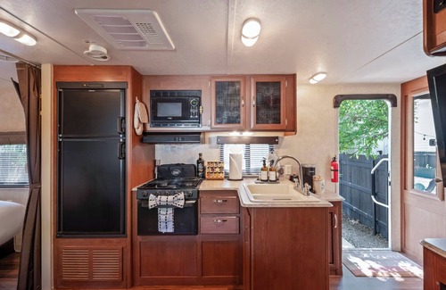 East MLK House | The Cozy Camper - Sauna, Cold Plunge & Pool