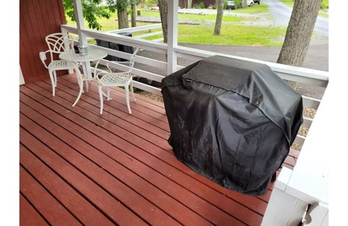 Pipestem Cottage | The Cozy Cardinal 2-bedroom cottage w/pool access, Wi-Fi