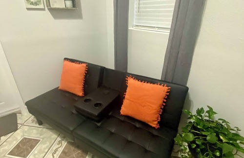 Bearss Plaza Cottage | The Cozy Corner, A happy place - 2 min from 275 & I-4, & 4 min from Bush Gardens
