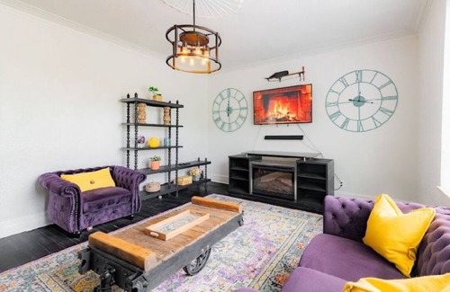 Detroit Condo | The Cozy Cottage!