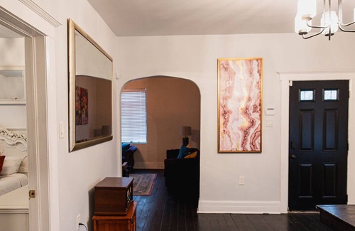 Detroit Condo | The Cozy Cottage!