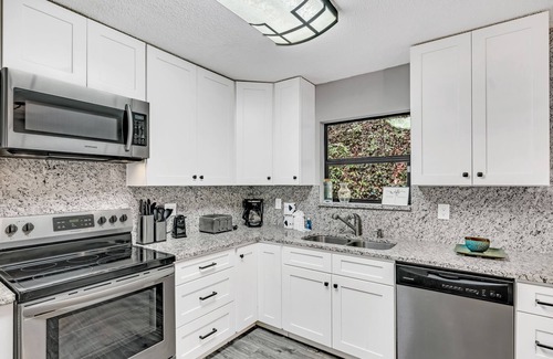 Gatlinburg - Pigeon Forge Cottage | The Cozy Cove, Near River, $685 FREE tickets each paid day