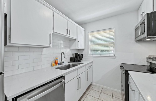 Cityplace Condo | The Cozy Cove - Rare 2BD-1.5BA Luxury Condo, 92 Walking Score, Parking, Sleeps 8