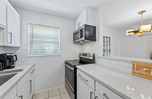 Cityplace Condo | The Cozy Cove - Rare 2BD-1.5BA Luxury Condo, 92 Walking Score, Parking, Sleeps 8