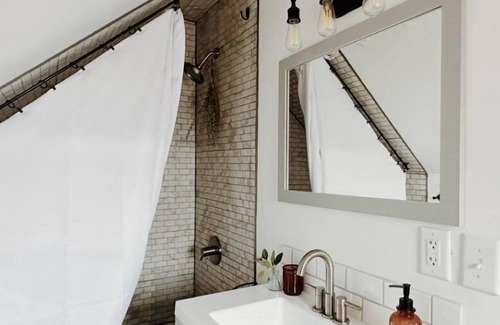 Creston Heights Apartment | The Cozy Creston Studio