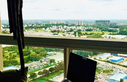 Bengaluru Apartment | The Cozy Dreamcatchers – Bay windows, warm lights, and beautiful views