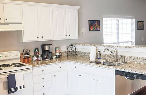 Simpsonville House | The Cozy Hub- Steps to shops & restaurants, moments to the highway & downtown.
