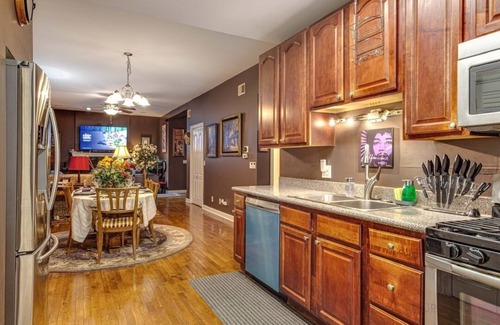 Washington Park Condo | The Cozy Nest: King Bed in Quiet and Safe Condo by McCormick Place and Midway!