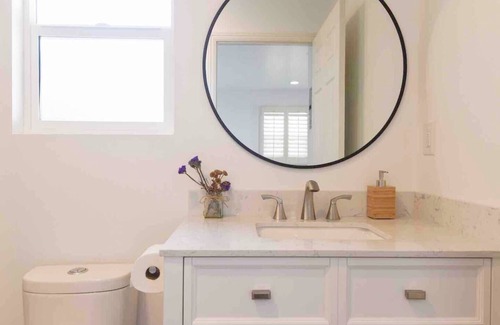 El Camino Village Apartment | The Cozy Oasis - Renovated and Modern Studio near LAX + SoFi + Beaches + Freeway