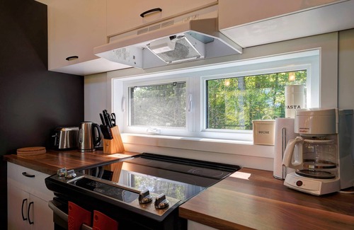 Entrelacs Ski Chalet | The Cozy ♪ Waterfront ☼ Hot Tub & Fireplace ♥