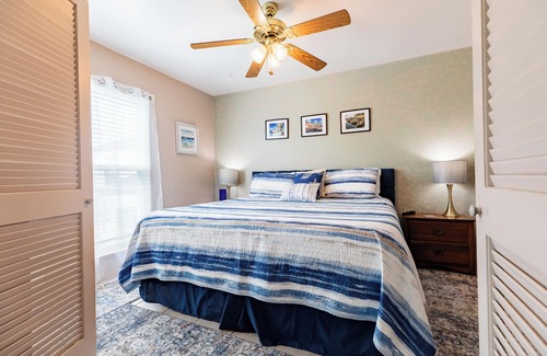 Sailhouse Apartment | The Crab Resort with a pier, tennis court and pool. Pet friendly!
