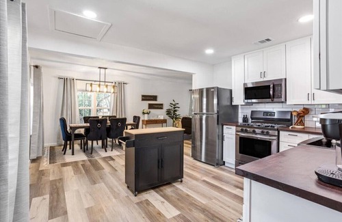 Brazos House | The Craftsman on Clay-4 Blocks to Silos-Backyard Retreat-Hot Tub and Cowboy Pool