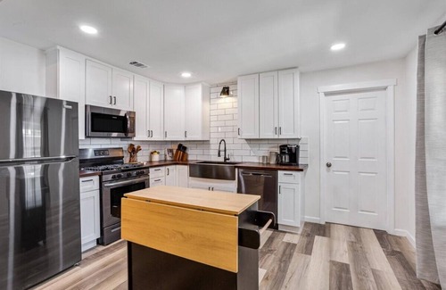 Brazos House | The Craftsman on Clay-4 Blocks to Silos-Backyard Retreat-Hot Tub and Cowboy Pool