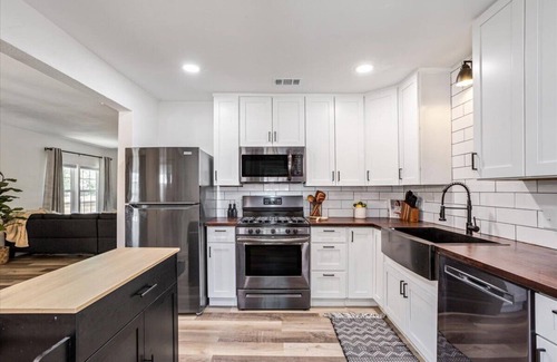 Brazos House | The Craftsman on Clay-4 Blocks to Silos-Backyard Retreat-Hot Tub and Cowboy Pool