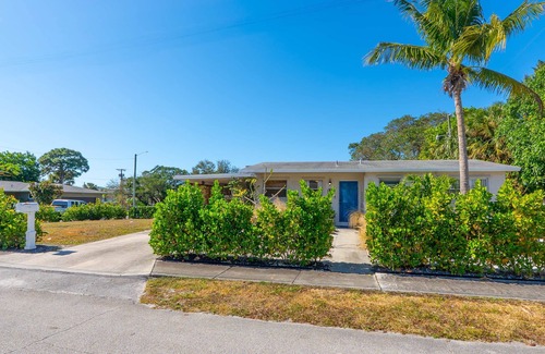 Riviera Beach House | The Crafty Mermaid |For People Who Love The Water