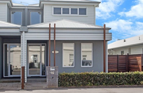 Port Fairy House | The Craic - Modern & Central Townhouse