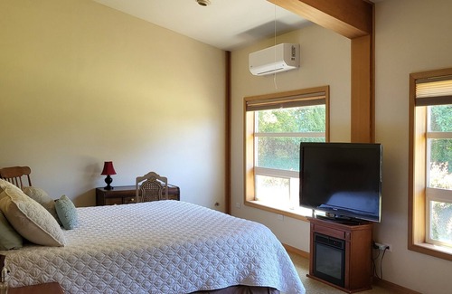 Washougal House | The Crash Pad, A private 1 bedroom, 1 bath 1200 sq ft apartment.