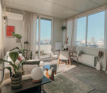 Lithoijen Boat Rental | The Creative Boat