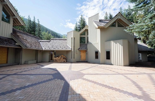 Warm Springs House | The Creekbend House | Waterfront + Steps to Baldy