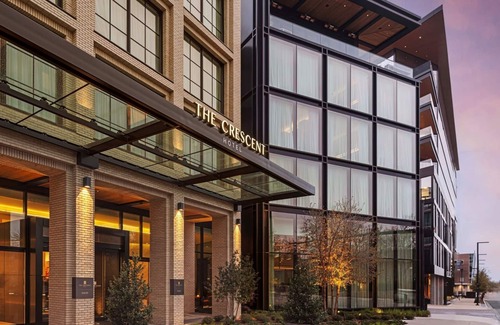 Fort Worth Cultural District Hotel | The Crescent Hotel | Deluxe Queen Queen| Near Kimbell Art Museum – 5 Mins