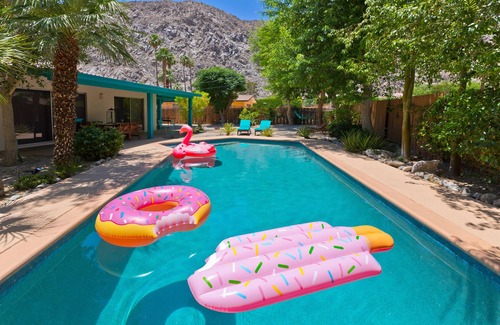 La Quinta House | The Crest: Mid-Century Couples Retreat- Pool & Mountain Views - 2 Beds #066151