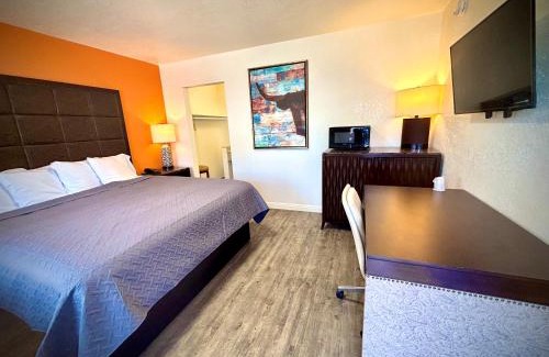 Corona Hotel | The Crest Motel