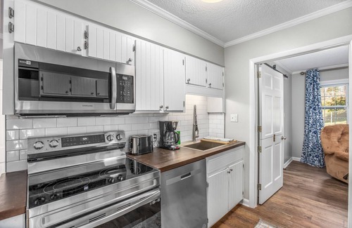 Stokes House | The Crestview: Mountain retreat, four minutes from Hanging Rock State Parknn