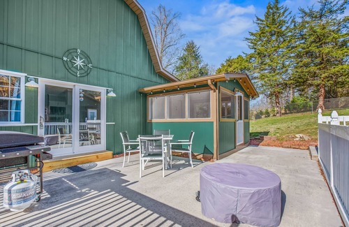 Stokes House | The Crestview: Mountain retreat, four minutes from Hanging Rock State Parknn