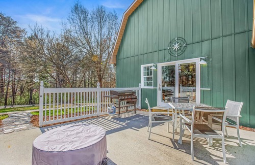 Stokes House | The Crestview: Mountain retreat, four minutes from Hanging Rock State Parknn