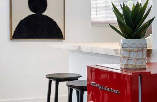Sailboat Bend Condo | The Crimson Condo, 2 bed 1 bath Near Riverwalk