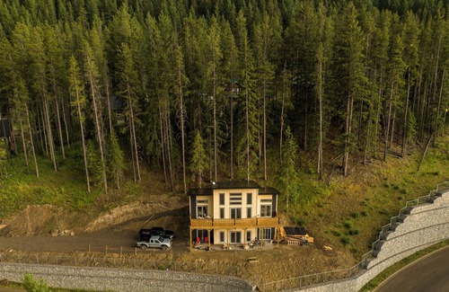 Blairmore Ski Chalet | The Crowsnest Mountain Lodge, ski in ski out/bike in bike out