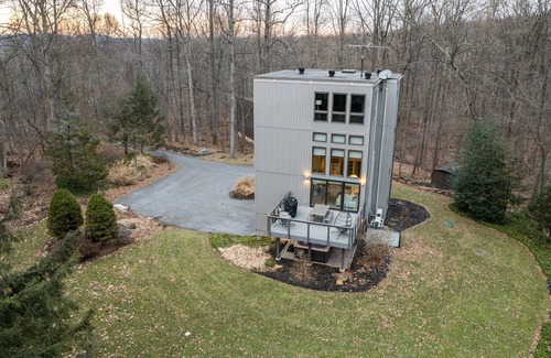Rossville House | The Cube | HOT TUB + Deck | 15 Private Acres |