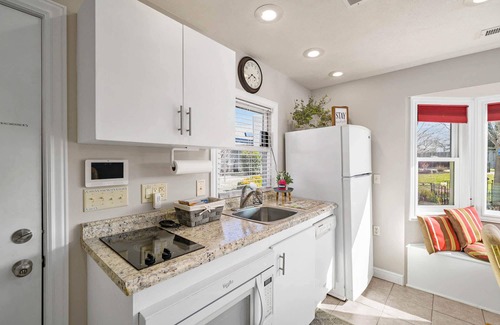 Springfield House | The Cunningham Cottage | King Bed & Garden