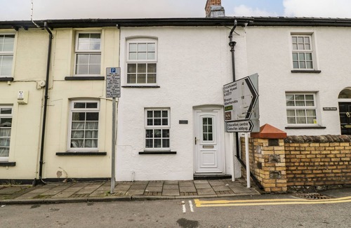 Gilwern Cottage | THE CWTCH, pet friendly, character holiday cottage in Gilwern