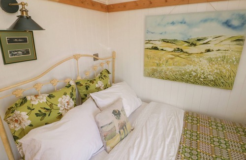 Llanybri Cottage | THE CWTCH, romantic, with hot tub in St Clears