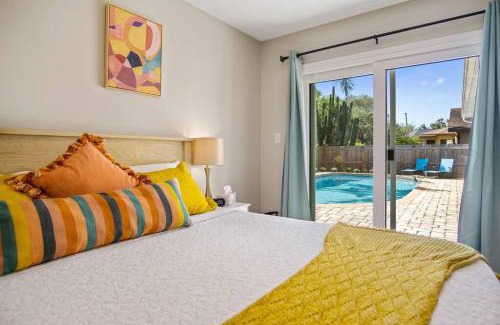 Palm Harbor House | The Cycling Mermaid Palm Harbor, Florida - Christmas & NYE AVAILABLE with Xmas Tree!