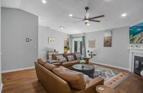 Palm Harbor House | The Cycling Mermaid Palm Harbor, Florida - Christmas & NYE AVAILABLE with Xmas Tree!