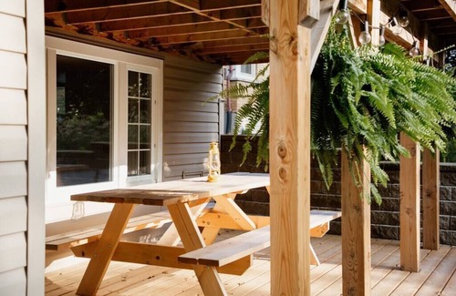 Prince Edward Apartment | The Dainty Petunia - w Modern Sauna