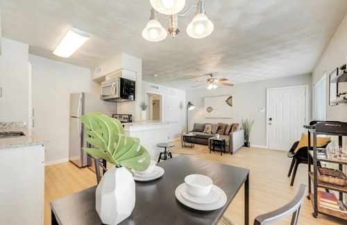 Old East Dallas Apartment | The Dallas Vibe ARBORETUM TICKETS INCLUDED