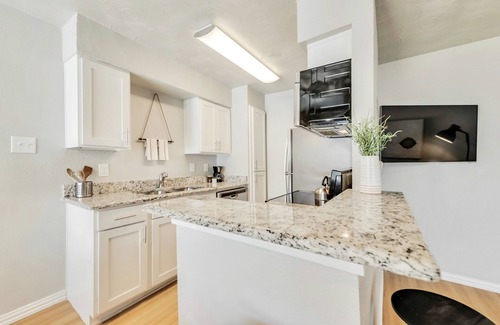 Old East Dallas Apartment | The Dallas Vibe ARBORETUM TICKETS INCLUDED