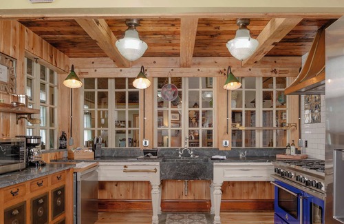 Oshkosh Condo | The Dancing Moon Luxury Loft - Sleeps 12