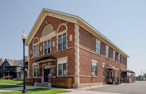 Oshkosh Condo | The Dancing Moon Luxury Loft - Sleeps 12