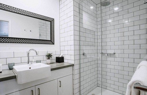 Daylesford Apartment | The Daylesford Art Motel (Signature Suite 9)