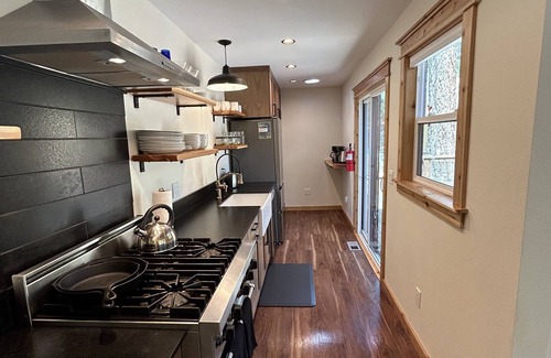 Brockway House | "The Deck" at Speedboat Beach - Walk to the lake