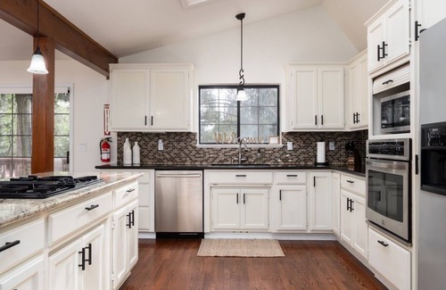 Placerville Cabin | The Deer Lodge: a cozy getaway with a hottub, gym, tons of games, close to alot