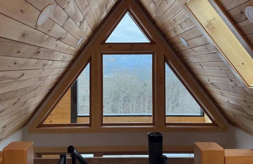 South Londonderry Apartment | The Deerwood Tiny Home | Mtn Views w/Fireplace!