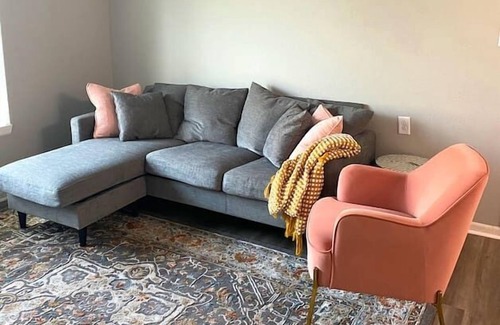 Hamilton Apartment | The Delores - Entire 2 Bedroom Apt in Quilt Town, USA