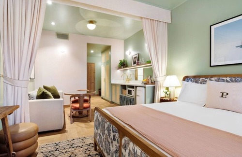 Hyde Park Hotel | The Deluxe King at Palihouse Hyde Park Village, Pets Allowed