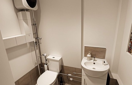 Bunhill Apartment | The Deluxe Studio; A Luxurious Lounge within a Creatively Artistic Apartment