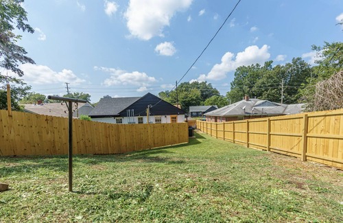 University District House | - The Den -Luxe + Spacious 2 BR FENCED YARD